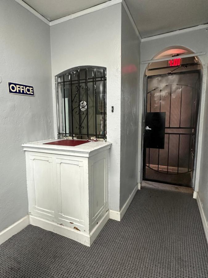 Unity Hotel - No Parking & Rooms Are Upstairs Long Beach Esterno foto